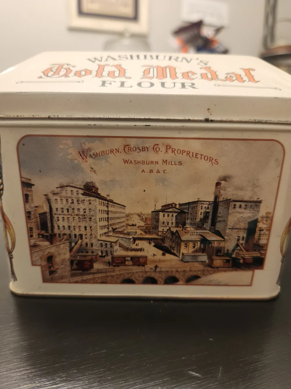 Washburn Gold Medal Vintage-Style White Tin - Decorative Bath & Body Storage